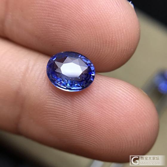 各位大师帮忙看看这颗蓝宝石，这样算什么颜色_刻面宝石蓝宝石