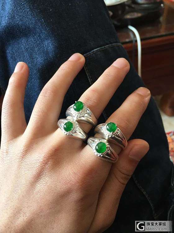 一手鼓鼓的小绿蛋。_蛋面翡翠
