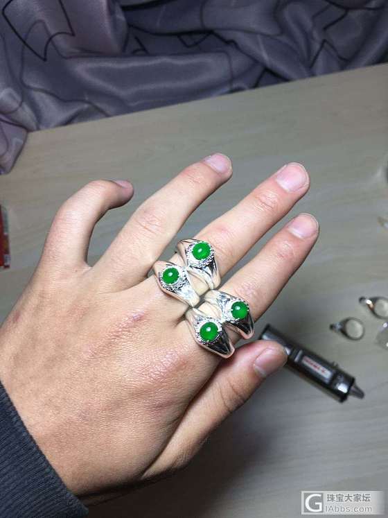 一手鼓鼓的小绿蛋。_蛋面翡翠