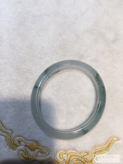 54圈口的细条小贵妃，有抠不到小石纹，11000能买吗_手镯翡翠