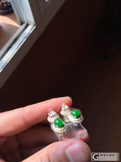 一对胖胖的耳钉。_翡翠