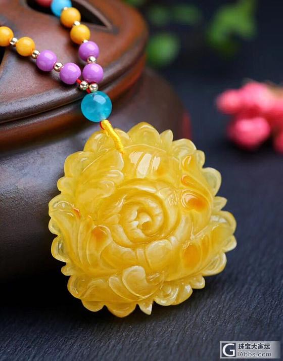 天然波罗的海蜜蜡牡丹花吊坠，天然无优化，满蜜鸡油黄，搭天然南红多宝珠链，佩戴美美..._花件蜜蜡