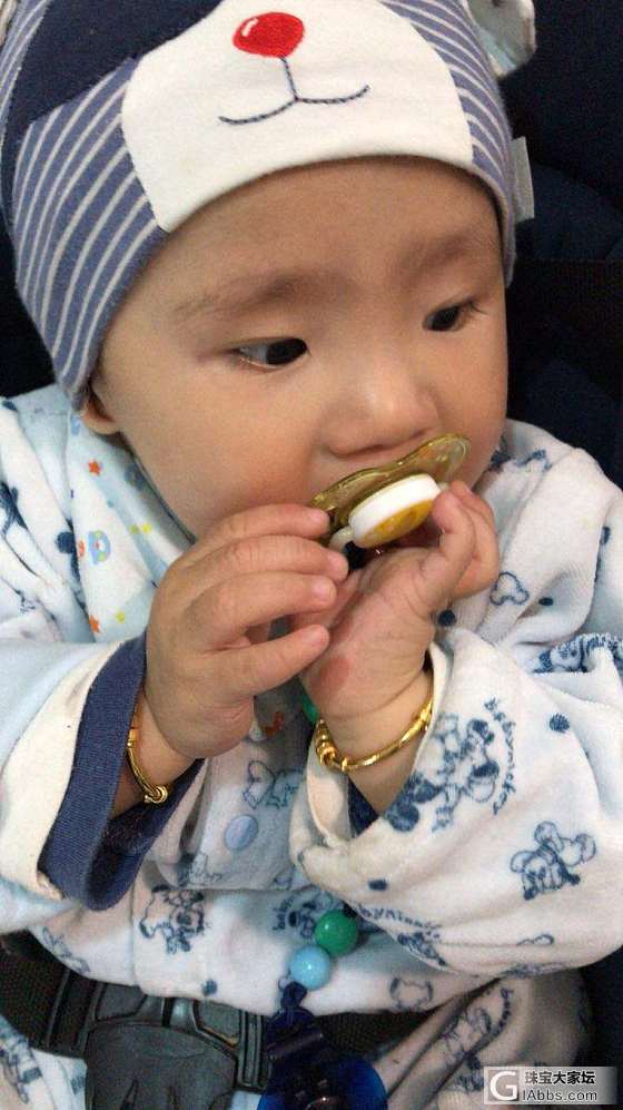 给儿子戴了对金的_金