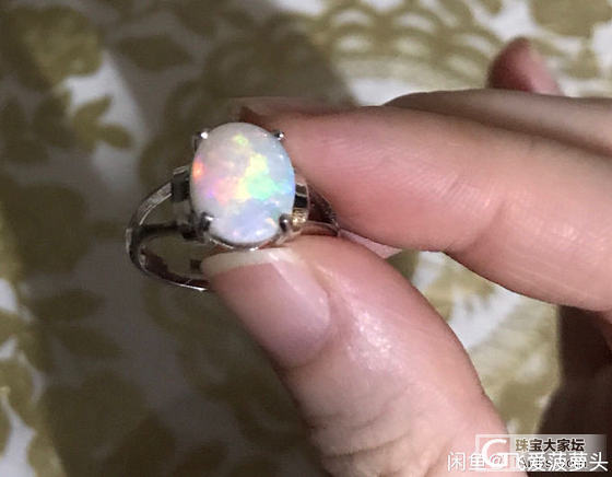 出一只美貌又有分量的澳洲白欧泊_彩色宝石