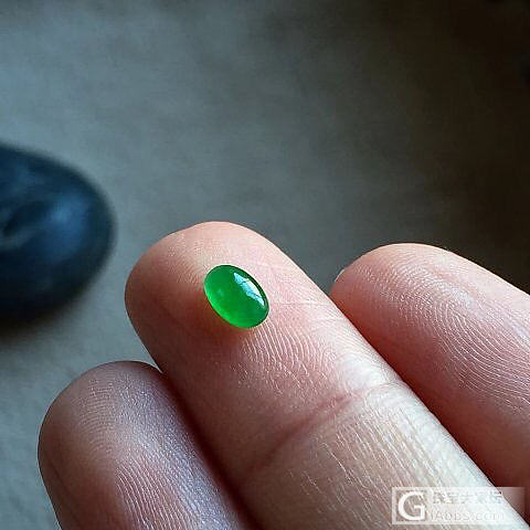 精品阳绿翡翠蛋面_翡翠