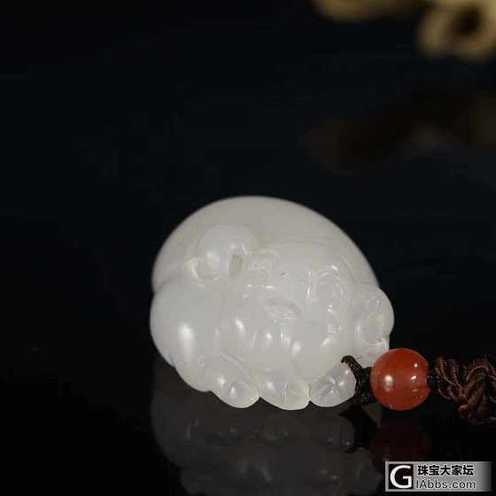 【爱玉玉铺】海派玉雕大师熊明星作品：发财猪_和田玉挂件