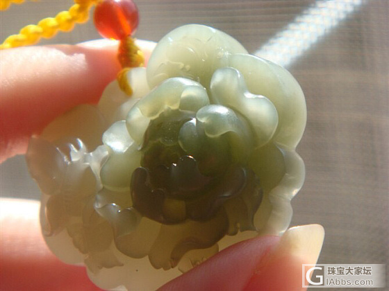 珍藏多年自然光下的绿牡丹锁_花件和田玉