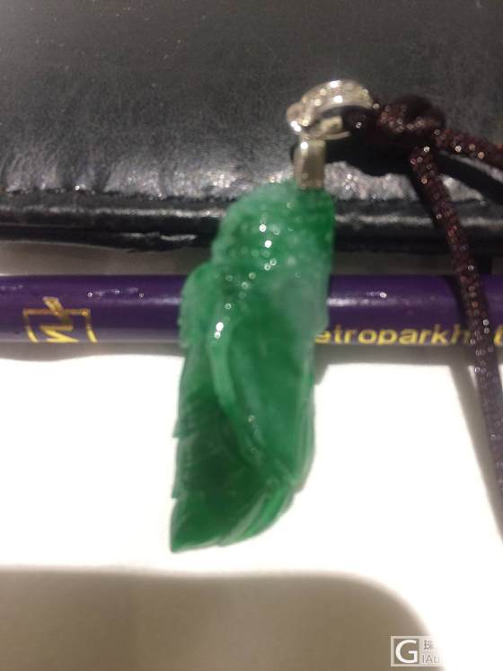 请各位看看值多少，规格40*15*6，为什么拍的角度不一样，颜色差别这么大。_挂件翡翠
