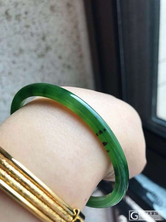 碧玉镯，完美冰底阳绿，有黑点，不多如图。我反倒觉得这黑点很好看，像她身份的象征，..._戒面海纹石石榴石南红和田玉珠串手镯