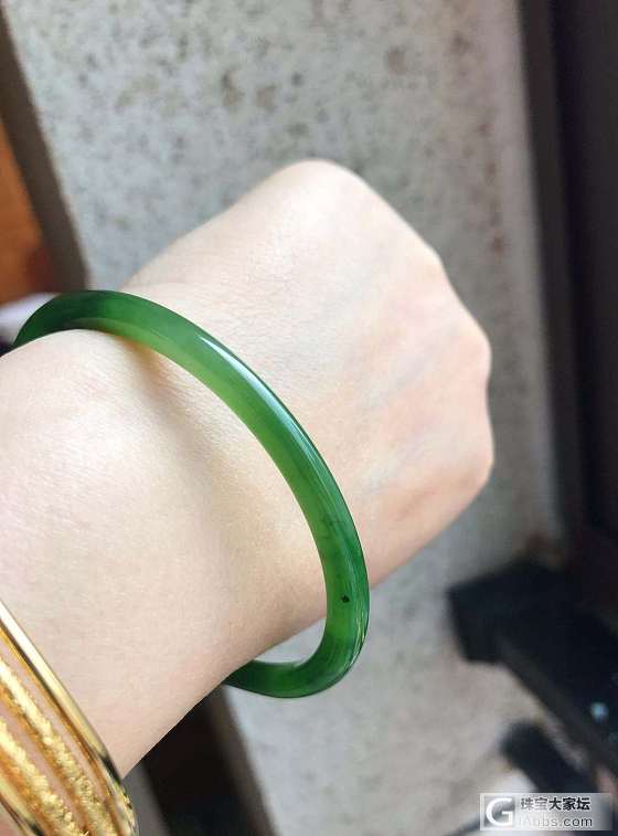 碧玉镯，完美冰底阳绿，有黑点，不多如图。我反倒觉得这黑点很好看，像她身份的象征，..._戒面海纹石石榴石南红和田玉珠串手镯