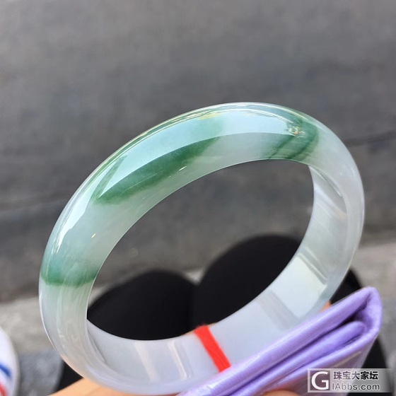很喜欢这款白底飘花手镯  试了下，可圈太大_手镯翡翠