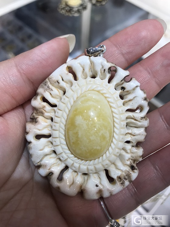 回顾波兰琥珀蜜蜡展上一个眼前一亮的设计款_设计蜜蜡
