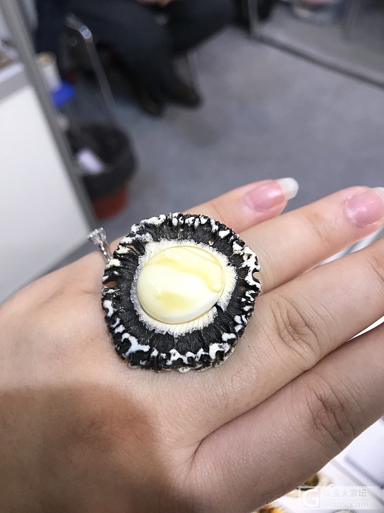 回顾波兰琥珀蜜蜡展上一个眼前一亮的设计款_设计蜜蜡