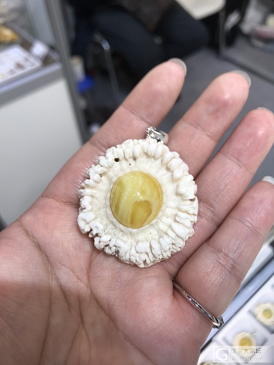 回顾波兰琥珀蜜蜡展上一个眼前一亮的设计款_设计蜜蜡