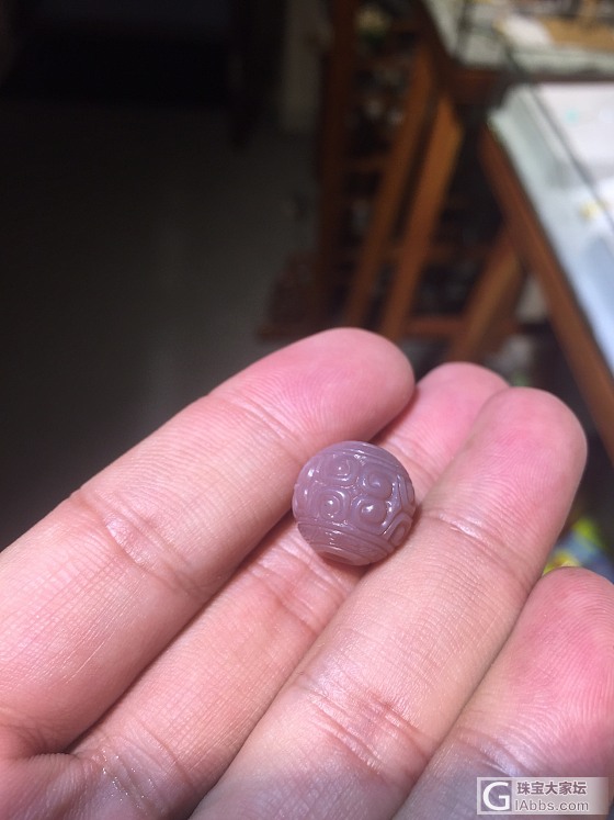 继续手工雕刻一颗回纹珠_雕刻玉髓玛瑙
