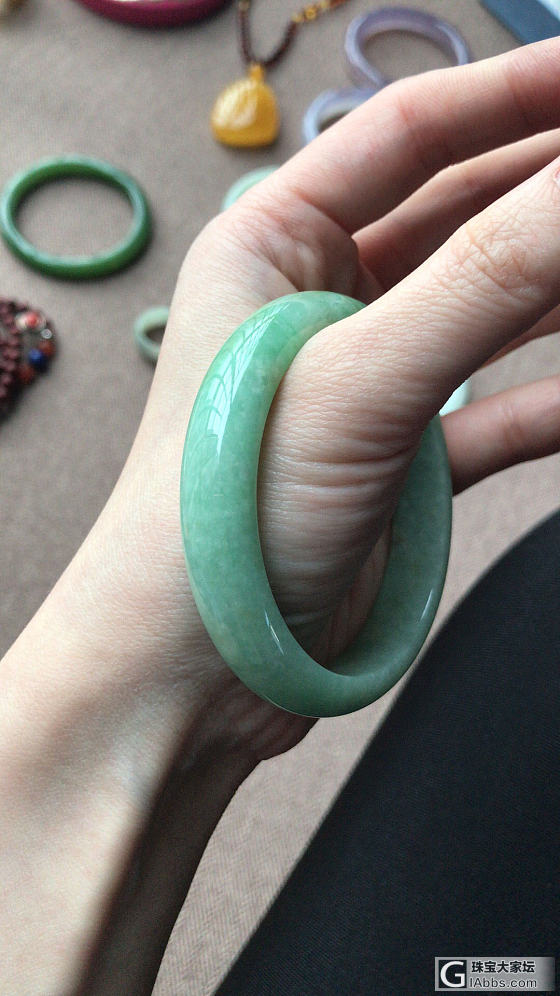 几年前小四收的一个满绿小镯子～_手镯翡翠