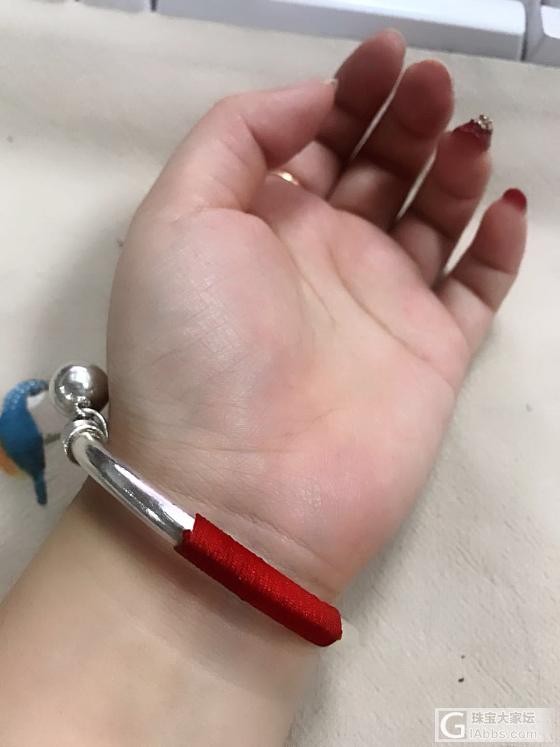 夏天到了，摘掉金镯子，戴上素银手镯。_手镯银
