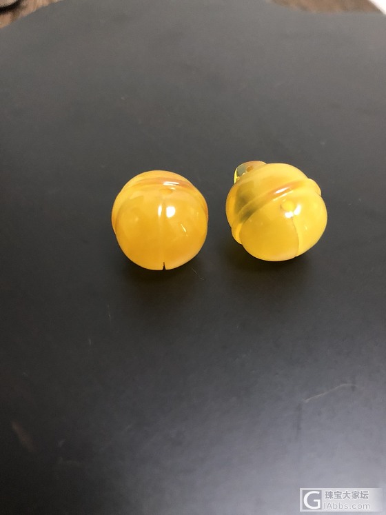 两个巨可爱的蜜蜡鸡油黄铃铛，合眼缘就收走吧！_挂件琥珀蜜蜡