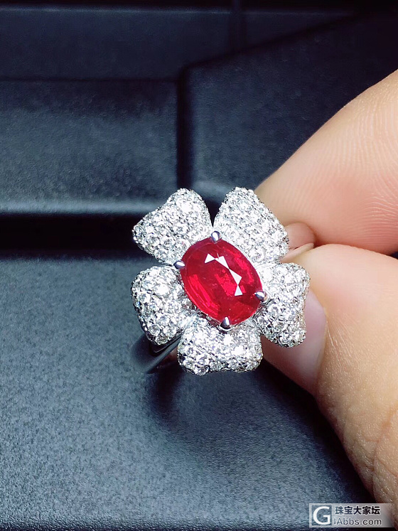 个人特别喜欢这款设计形小花🌸无烧鸽血红宝石戒指 四五片花瓣有钻石的点缀 绚丽多彩..._戒指红宝石彩色宝石