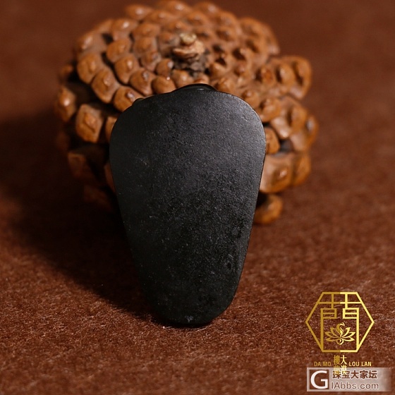 一块籽料墨玉原料，做出一只招财貔貅和一个如意，已属难得，晒出来大家欣赏~_和田玉