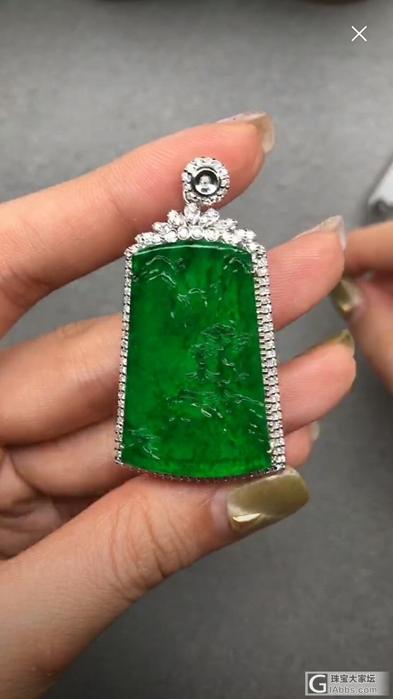 辣绿色镶嵌的翡翠吊牌。_吊坠翡翠