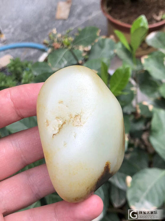 200克的高青白把件玩料，整体料子圆润，密度细原皮，可雕可把玩_把玩件原石和田玉