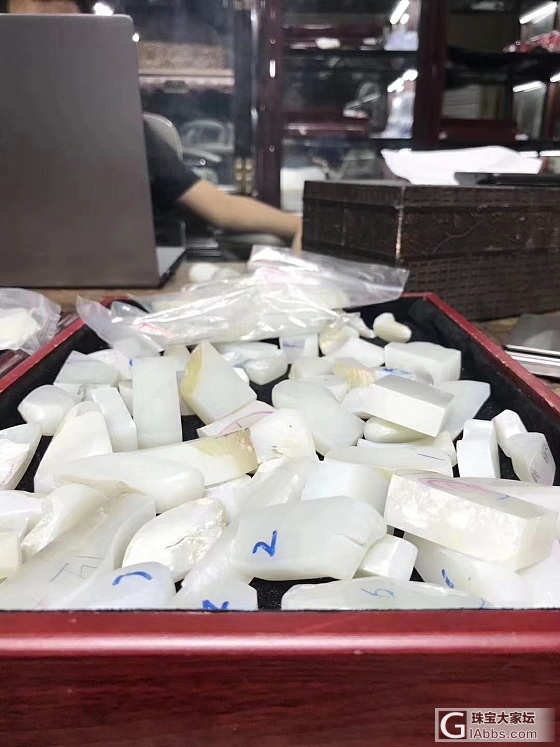 切了几盘羊脂白的小片料_和田玉