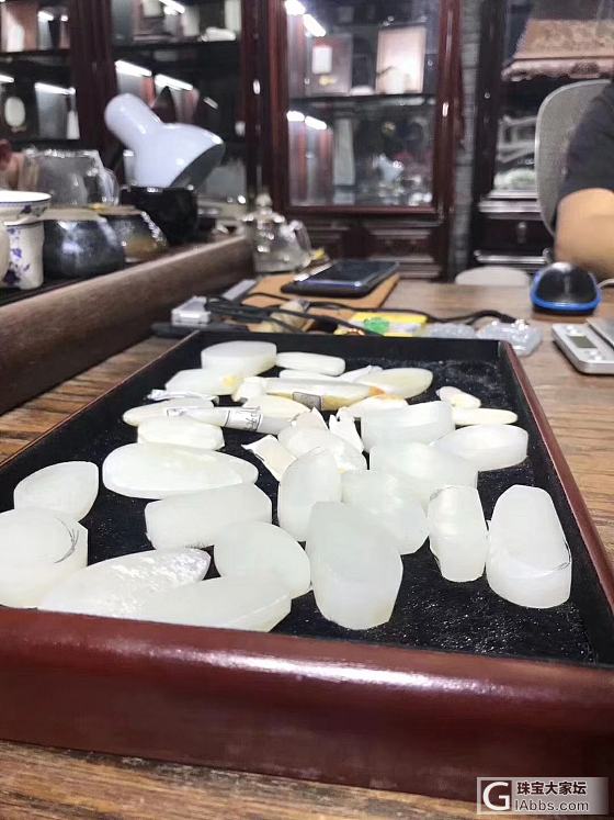 切了几盘羊脂白的小片料_和田玉