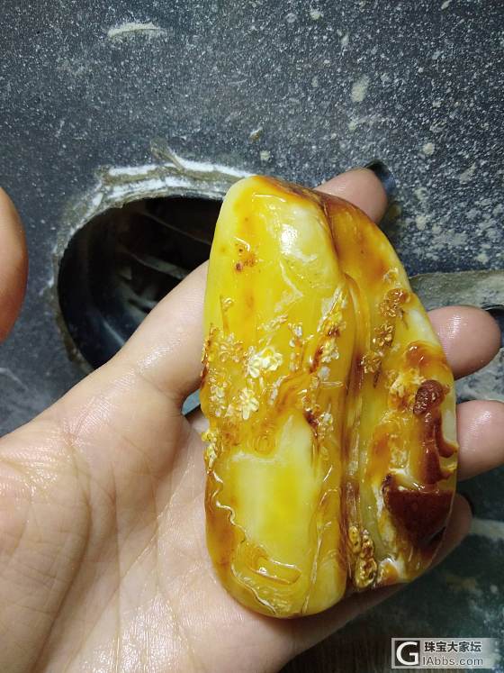 山水的题材，好久没雕，这块料，在被选上时，就觉得特别，希望雕出了，想要的效果！_雕刻琥珀蜜蜡
