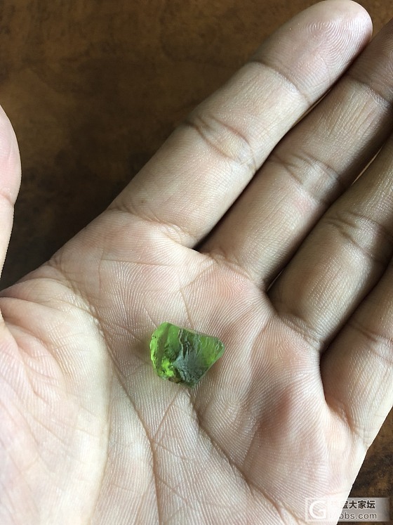 今天喜获一枚巨型榍石一枚，哈哈，火彩秒杀钻石。非常稀少哦！_原石榍石