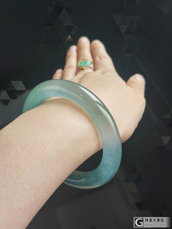 忘了晒这个，陪同事看手镯，自己却买了个戒指。_戒指翡翠
