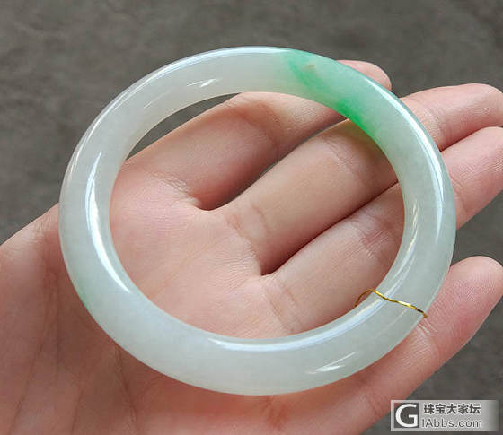 【双儿翡翠】水润飘绿小圆条 53mm_手镯翡翠