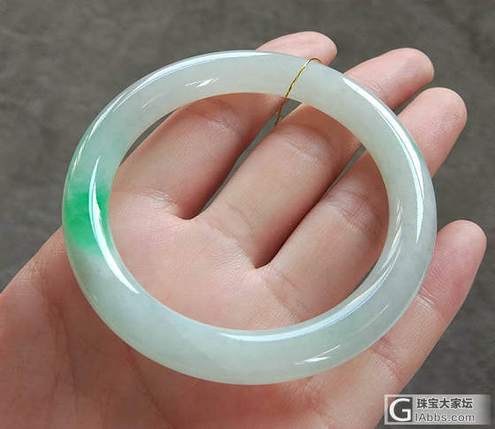 【双儿翡翠】水润飘绿小圆条 53mm_手镯翡翠