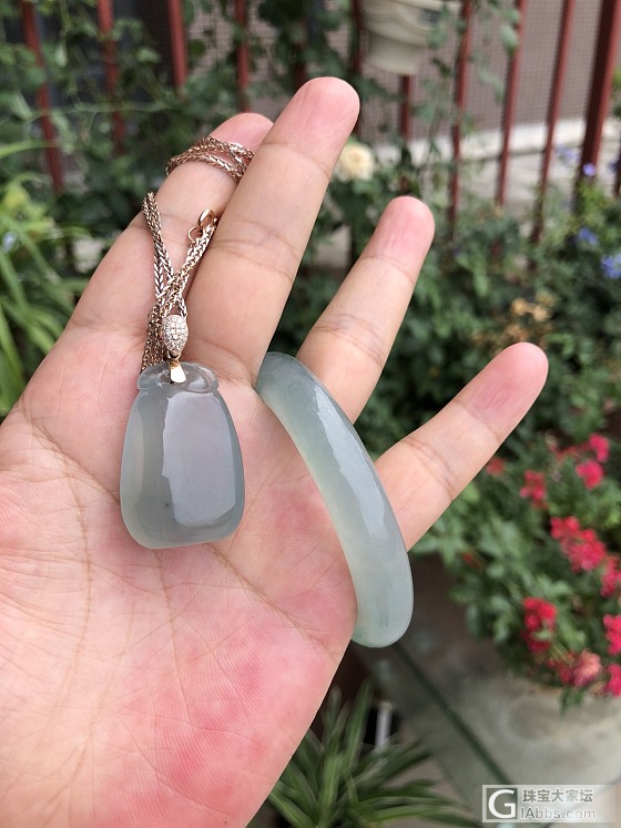 大家帮忙看看是A货翡翠嘛？值多少钱？_吊坠手镯翡翠