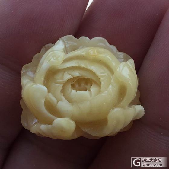 琥珀蜜蜡牡丹小雕件吊坠_挂件蜜蜡