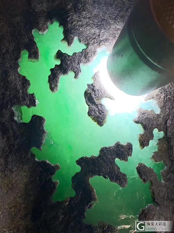 莫湾基开窗飘花手镯料_原石翡翠