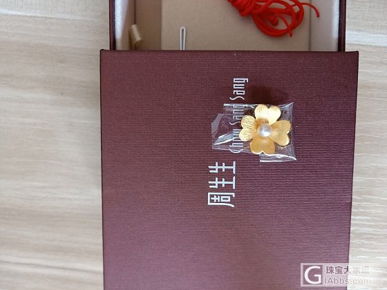 周生生珍珠花300每克出_吊坠金