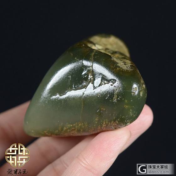 细腻致密肉质翠色青玉挂黄僵皮疙瘩水滴型把件籽_把玩件和田玉