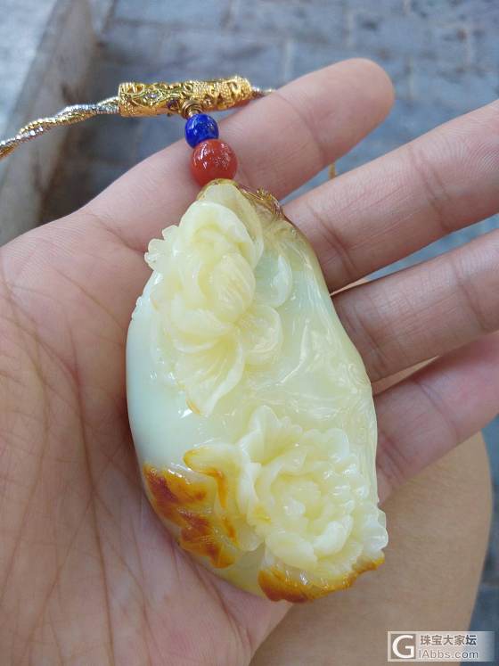 从原料把它买进，再让老公设计……这是一年前的事了。瓷白牡丹，现在有点变化了……_挂件琥珀蜜蜡