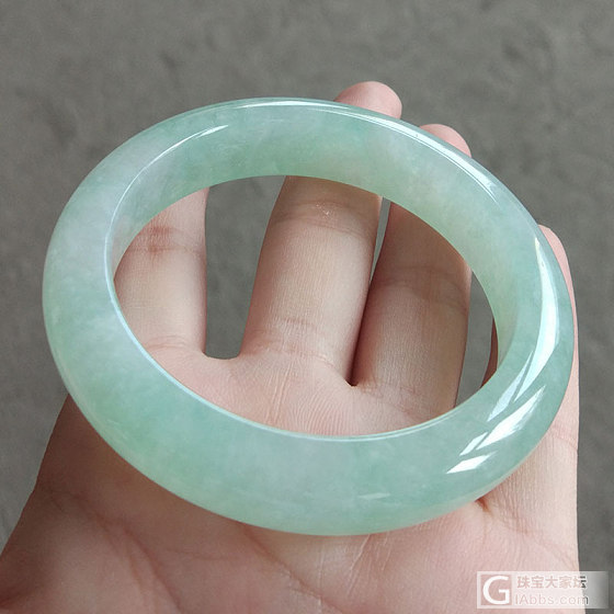 【双儿翡翠】淡绿底水润圆镯_翡翠手镯