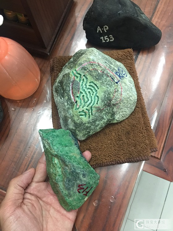 有兴趣的朋友吗？_赌石翡翠