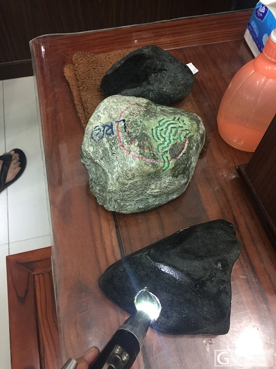 有兴趣的朋友吗？_赌石翡翠