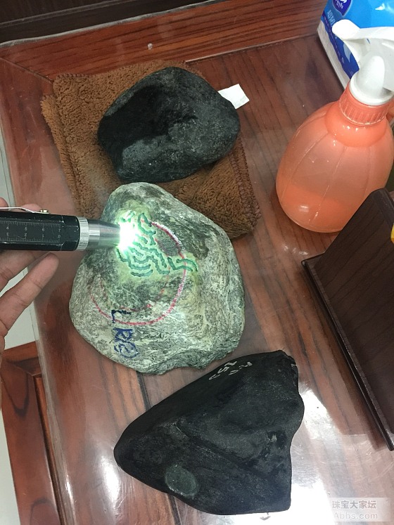 有兴趣的朋友吗？_赌石翡翠