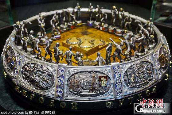 世界杯32强“球员”亮相迷你珠宝球场_摆件金