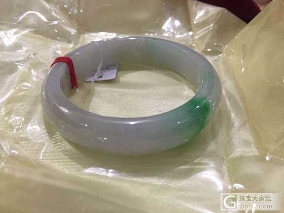 同一只手镯不同角度下的效果_翡翠