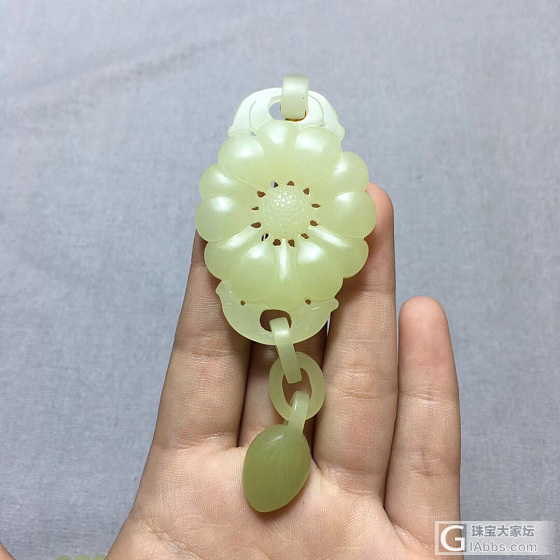 和田玉老黄玉太阳花规格55×36×8mm… 重量59.6克   玉质油润细腻 色..._项链和田玉