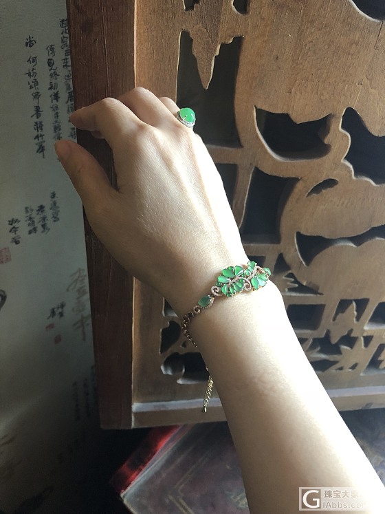 刚拍的，有一点儿想升级吗？在一起有年头了_手链戒指翡翠