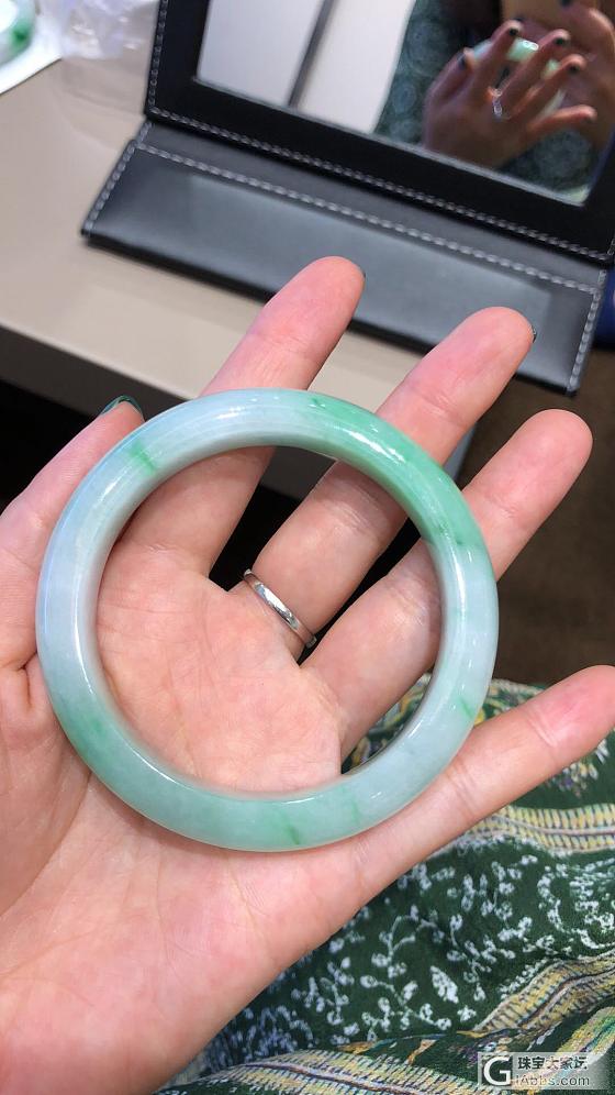 请大家帮忙看看这个镯子值多少钱，55圈口的_手镯翡翠