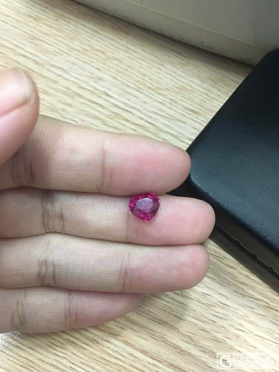 一颗粉紫色的红宝_刻面宝石红宝石
