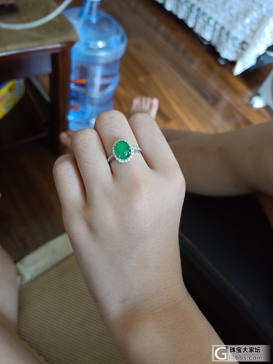 出个翡翠绿戒指
完美。封底。都是最好的大白钻镶嵌
肉眼看基本无棉
戒面尺寸9.5..._翡翠